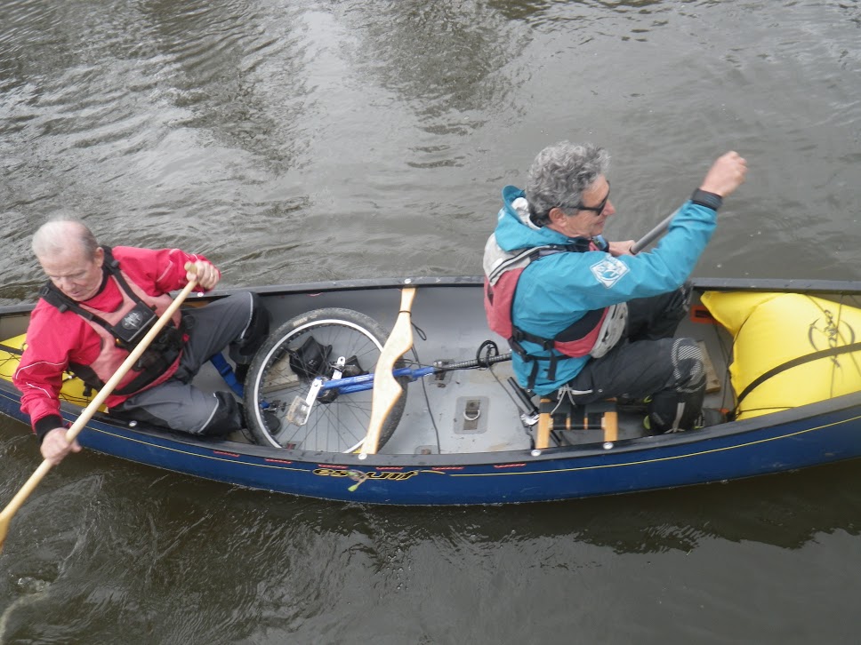 mono dans le canoë.JPG